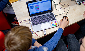 Kinder in einem Computer-Kurs