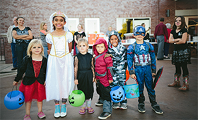 Kinder verschiedener Herkunft vor einer Schule