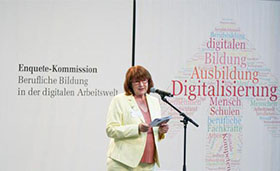Die Kommissionsvorsitzende Antje Lezius eröffnet die Abschlussveranstaltung. Bild: DBT/Henning Schacht