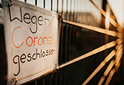 Schild an Betriebszaun: "Wegen Corona geschlossen"