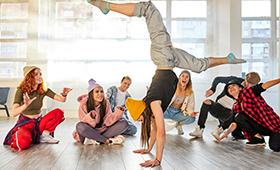 Weibliche Jugendliche beim Breakdance-Training