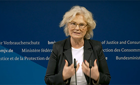 Familienministerin Christine Lambrecht bei der Vorstellung des Berichts