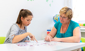 Schlerin und Lehrerin in einer Frderschule