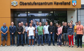 Das Lehrpersonal der Abteilung 4 vor dem Oberstufenzentrum Havelland am Standort Nauen