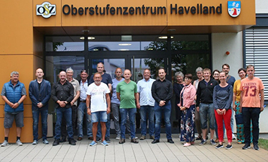 Das Lehrpersonal der Abteilung 4 vor dem Oberstufenzentrum Havelland am Standort Nauen