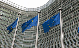 EU-Flaggen vor Gebäude der EU-Kommission in Brüssel