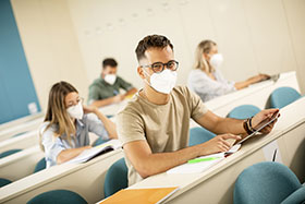 Studentinnen und Studenten im Hrsaal