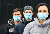 Jugendliche mit Mund-Nasen-Schutz