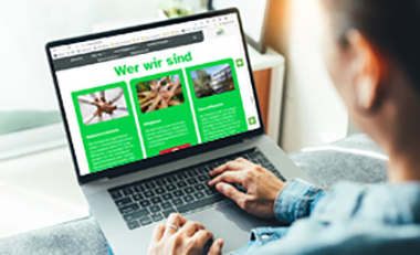 Junge Frau arbeitet mit einem Laptop, die Hände auf der Tastatur Junge Frau arbeitet mit einem Laptop, die Hände auf der Tastatur