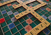 Scrabble-Spiel mit Begriffen wie "Integration", "Herkunft" und "Muttersprache"