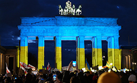 Brandenburger Tor, angestrahlt in den ukrainischen Farben Blau und Gelb