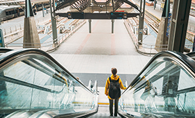 Jugendliche auf einer Rolltreppe am Bahnhof Oslo