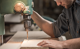 Handwerker an einer Przisionsbohrmaschine