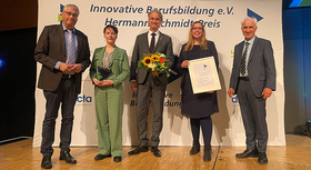 Die Preisträgerinnen und Preisträger vom Projekt "HANDWERKhochN" mit BIBB-Präsident Esser