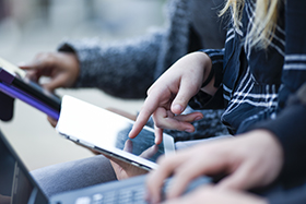 Zwei junge Menschen arbeiten mit Tablets