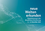 Hellblauer Hintergrund mit der weien Aufschrift "Neue Welten erkunden"