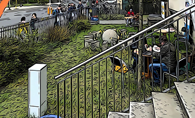 Treppengel�nder mit Metallst�ben, dahinter sind eine Wiese, ein Haus und eine Stra�e zu sehen