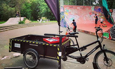 Lastenfahrrad vor einer Halfpipe