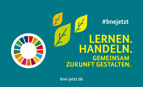 Banner der neuen Kampagne: Aus verschiedenen Farben zusammengesetzter Kreis, Blätter, Aufschrift: "#bnejetzt - Lernen. Handeln. Gemeinsam Zukunft gestalten. Bildung für nachhaltige Entwicklung"