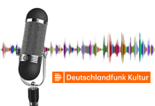 Mikrofon vor weißem Hintergrund mit bunten Klangwellen und Logo von Deutschlandfunk Kultur