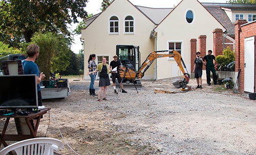 Baustelle mit Bagger und DarstellerInnen