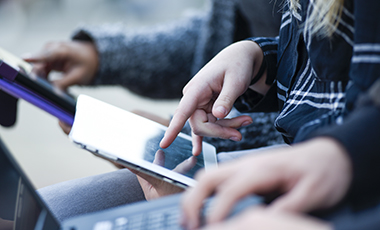 H�nde �ber einem Tablet