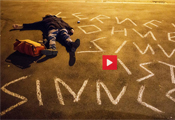 Ausschnitt aus dem Film: Junger Mensch liegt am Boden