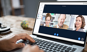 Laptop zeigt Videokonferenz von überaus Laptop zeigt Videokonferenz von überaus