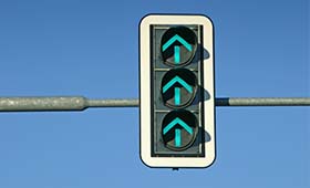 Ampel mit drei untereinander angeordneten Grnpfeilen in Geradeaus-Richtung