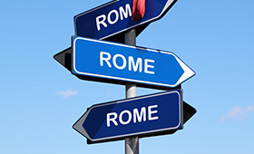 Wegweiser mit drei Schildern, die in unterschiedliche Richtungen zeigen, jeweils mit der Aufschrift "Rome"