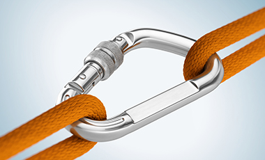 Karabiner, der zwei gegen�berliegende angespannte Seile miteinander verbindet