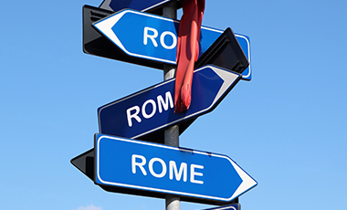 Wegweiser mit drei Schildern, die in unterschiedliche Richtungen zeigen, jeweils mit der Aufschrift "Rome"