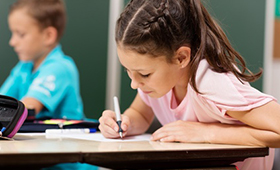 Junge Schlerin in einer Grundschule