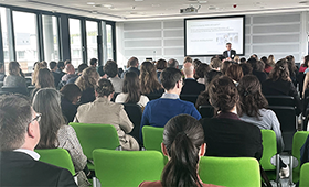 Publikum und Vortragender bei der Veranstaltung in Bonn