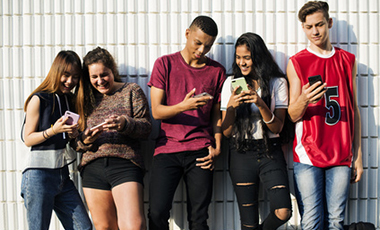 Gruppe Jugendlicher mit Smartphone in der Hand Gruppe Jugendlicher mit Smartphone in der Hand