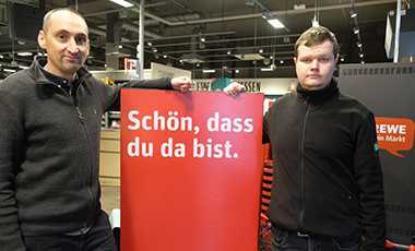 Inklusionscoach Fabian Kempf und Fachpraktiker-Azubi im Verkauf bei Rewe