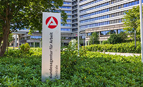 Der Haupteingang der Bundesanstalt fr Arbeit in Nrnberg. Bild: Adobe Stock | Ardan Fuessmann