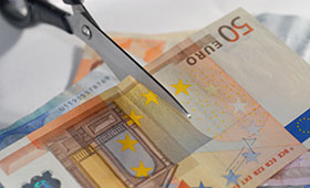 Schere durchschneidet einen 50-Euro-Schein