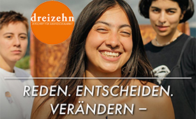 Ausschnitt aus der Titelseite der Zeitschrift: Drei Jugendliche, im Vordergrund ein lchelndes Mdchen, davor der Titel der Ausgabe "Reden. Entscheiden. Verndern. Demokratie durch Teilhabe"