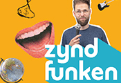 Bild mit Elementen der Titelseite des Podcasts, unter anderem der Comedian Nick Duschek, ein Astronaut, ein geöffneter Mund, ein Globus und ein Mikrofon Bild mit Elementen der Titelseite des Podcasts, unter anderem der Comedian Nick Duschek, ein Astronaut, ein geöffneter Mund, ein Globus und ein Mikrofon