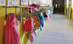 Flur in einem Kindergarten. An Haken hngt Kinderkleidung. Bild: Daniele Pietrobelli | Adobe Stock