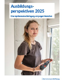 Deckblatt Studie Ausbildungsperspektiven 2025. Junge Frau mit Bohrmaschine in der Hand.