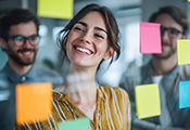 Junge Frau, die vor einer Sammlung von Post-its auf einem Spiegel steht Junge Frau, die vor einer Sammlung von Post-its auf einem Spiegel steht