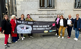 ver.di-Delegation mit Transparenten vor dem Bundesministerium fr Finanzen (BMF)