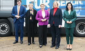 Teilnehmerinnen des Treffens, unter anderem Bundesbildungs- und -familienministerin Karin Prien, Bundesministerin fr Wirtschaft und Energie Katherina Reiche und Bundesministerin fr Arbeit und Soziales Brbel Bas