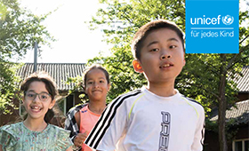 Ausschnitt aus der Titelseite des UNICEF-Berichts: Drei auf den Betrachter zulaufende Kinder