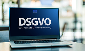 Computermonitor, auf dem zu lesen ist: "DSGVO Datenschutz-Grundverordnung"