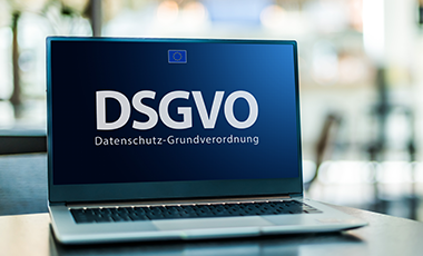 Computermonitor, auf dem zu lesen ist: "DSGVO Datenschutz-Grundverordnung"