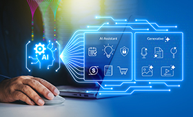 Eine Hand h�lt ein Smartphone, auf dem Chat GPT aufgerufen ist, dahinter ein Laptop