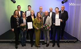 Die Preistr�gerinnen und Preistr�ger mit BIBB-Pr�sident Friedrich Hubert Esser